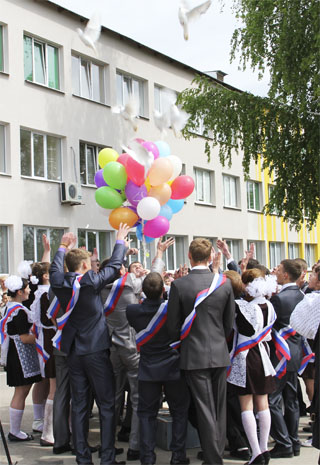 Выпускники выпускают голубей и шары в небо
